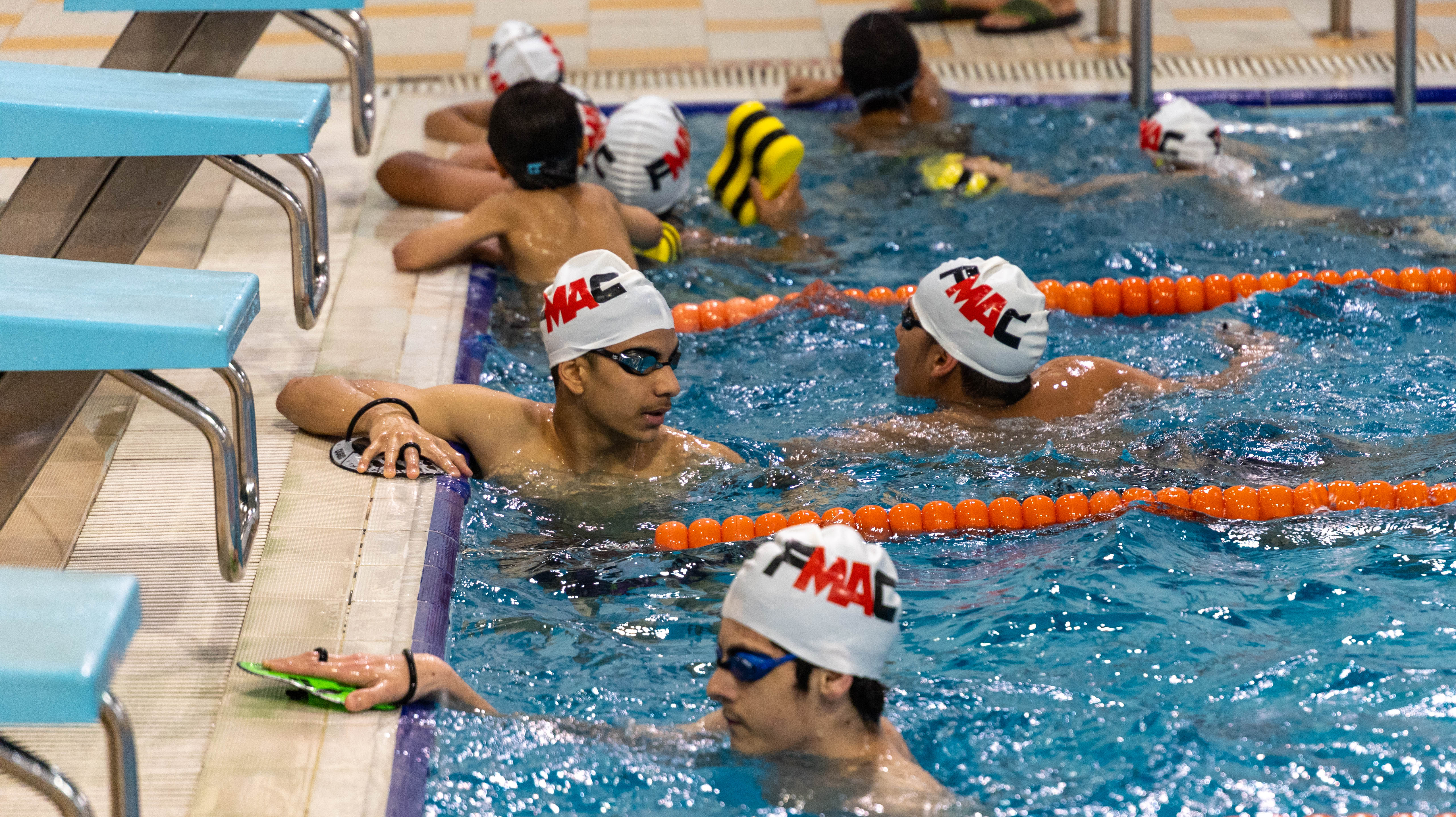 The swimming team continues its training to participate in the season